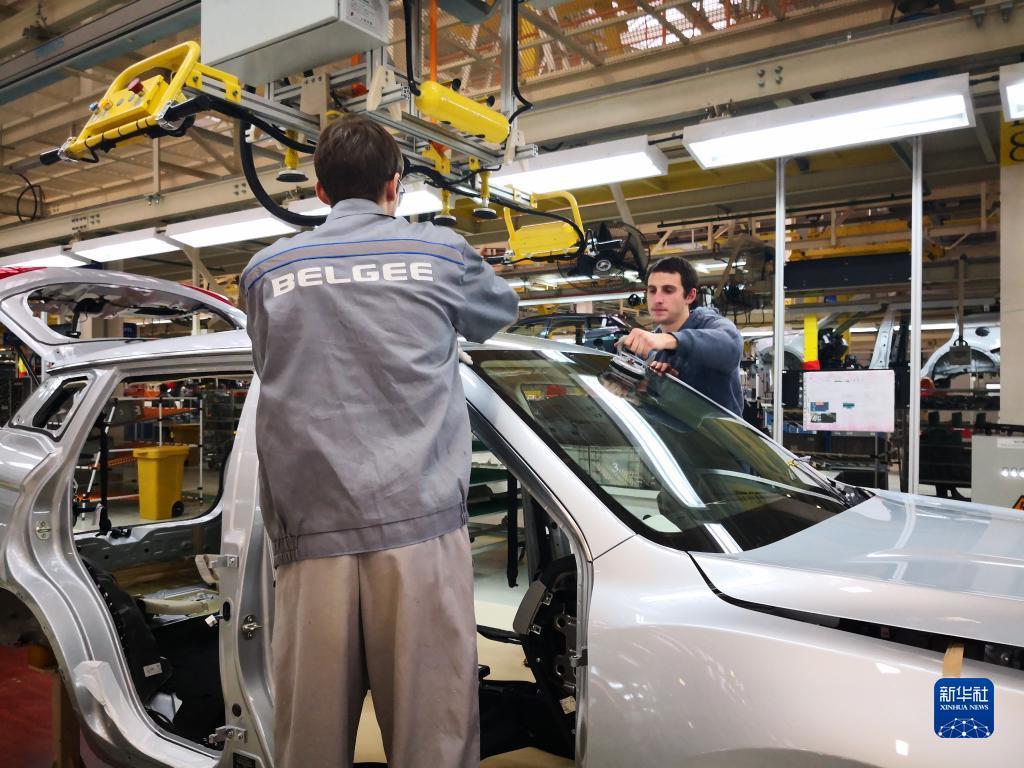 在白俄羅斯首都明斯克東北方向50公里處的白俄羅斯吉利全散件汽車制造廠總裝車間，工人組裝車體（2018年12月1日攝）。新華社記者 張若玄 攝