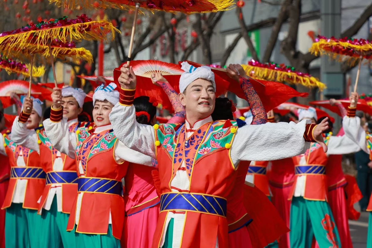 陜北秧歌游街表演在榆林城區(qū)舉行。楊彬攝