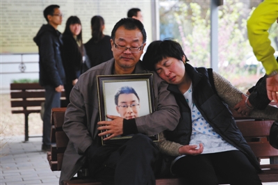 4月13日，陜西咸陽(yáng)，魏則西的遺體被推去火化，父母坐在殯儀館外等候。魏則西父親說(shuō)：“以后只有我們兩個(gè)相依為命了。”