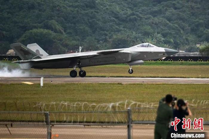 殲-20完成飛行展示后降落在航展現(xiàn)場?！￡愺K旻 攝