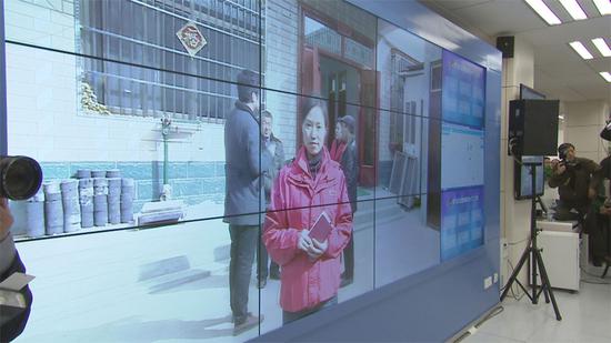 在新華社新聞信息發(fā)稿中心,習(xí)近平通過視頻和正在河南蘭考縣采訪的新華社記者連線。