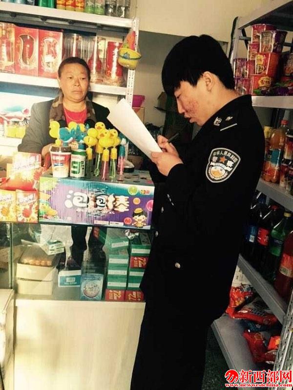 大柳塔派出所民警對(duì)農(nóng)貿(mào)市場(chǎng)進(jìn)行消防檢??jpg