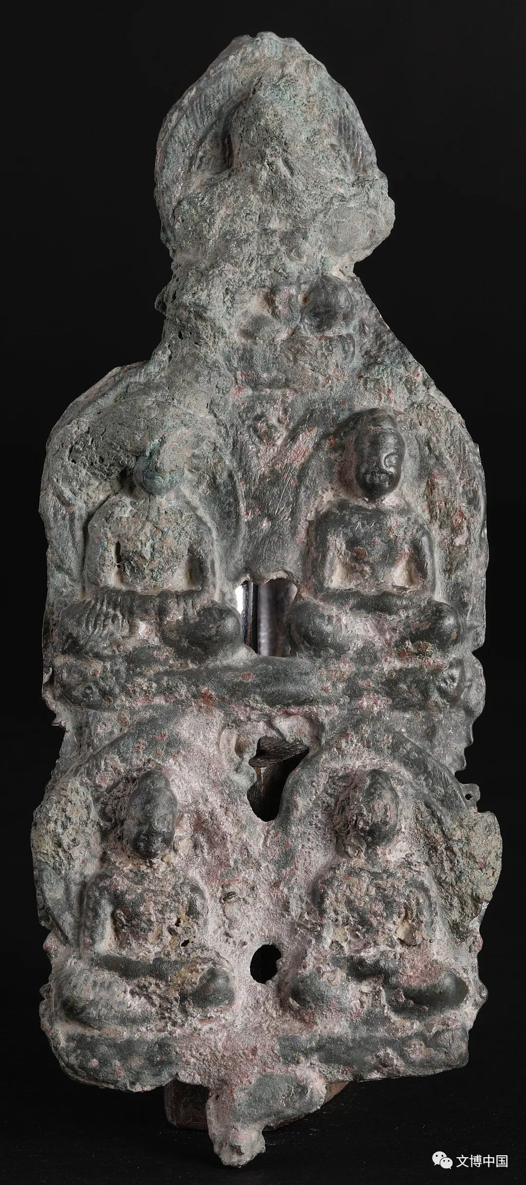 圖5 成任墓地M3015出土的金銅五尊佛像 圖5 成任墓地M3015出土的金銅五尊佛像