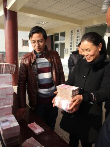 涼山州冕寧縣建設(shè)村給340戶村民分紅,最多的村民領(lǐng)到了30萬