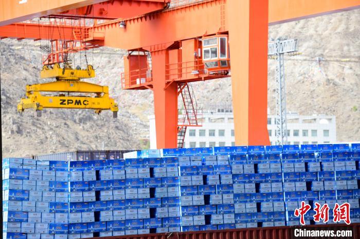 圖為抗疫生活物資?！∝暩聛硭?攝