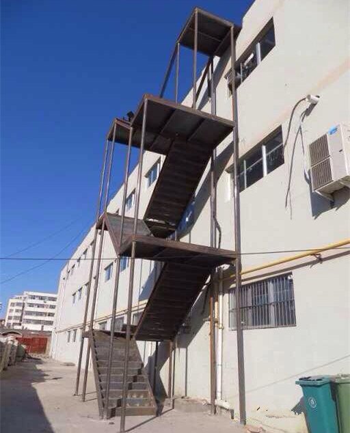 消防樓梯未拆之前