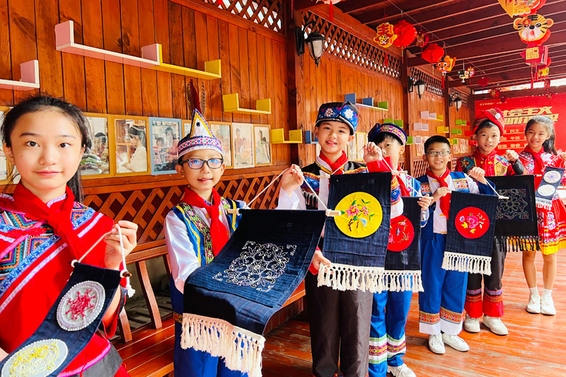 南寧市新陽路小學(xué)苗繡社團(tuán)的學(xué)生進(jìn)行苗繡作品展示。南寧市新陽路小學(xué)供圖
