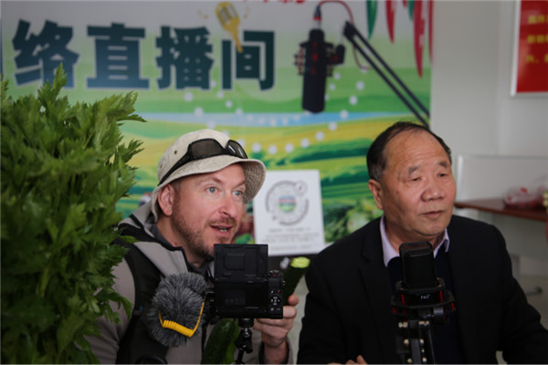 走進“中國大棚第一村” 外國“網(wǎng)紅”開啟“魔性”帶貨模式