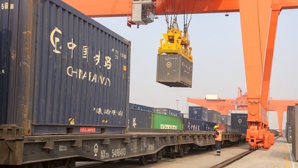 首趟南寧至粵港澳大灣區(qū)鐵路貨運班列在南寧國際鐵路港裝車。封榮權(quán)攝