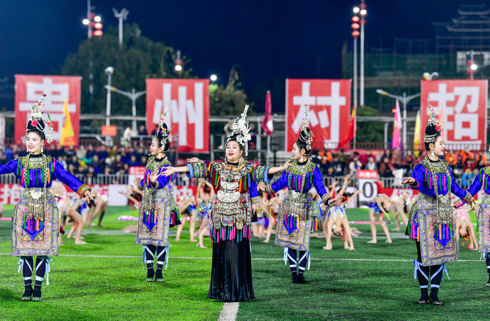 2025年3月14日，2025年貴州“村超”40強(qiáng)交叉賽在榕江“村超”足球場舉行，演員在比賽間隙表演侗族大歌，民族文化伴隨著體育賽事成功“出圈”。圖片來源：新華社