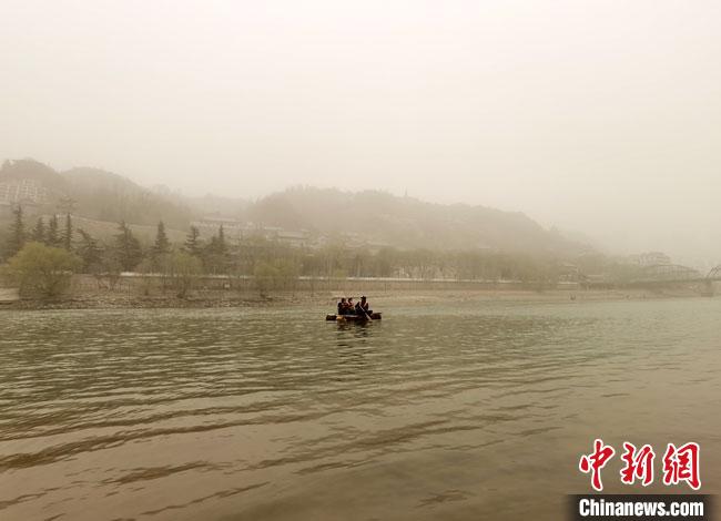 3月16日傍晚，黃河蘭州段被沙塵籠罩，遠山和建筑若隱若現(xiàn)?！●T志軍 攝