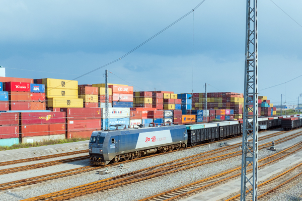 一列滿(mǎn)載集裝箱貨物的西部陸海新通道鐵海聯(lián)運(yùn)班列從欽州港東站緩緩駛出。何家海攝