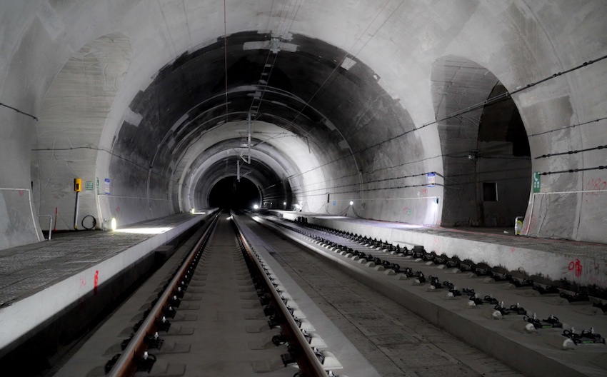 無(wú)砟軌道施工完成。成蘭鐵路公司供圖 無(wú)砟軌道施工完成。成蘭鐵路公司供圖