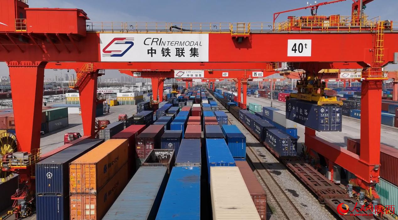 西安國(guó)際港站內(nèi)整齊羅列的集裝箱。人民網(wǎng)記者 白鴿攝