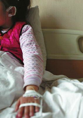 女教師撕裂8歲女孩耳朵 嫌不專心完成課堂作業(yè)