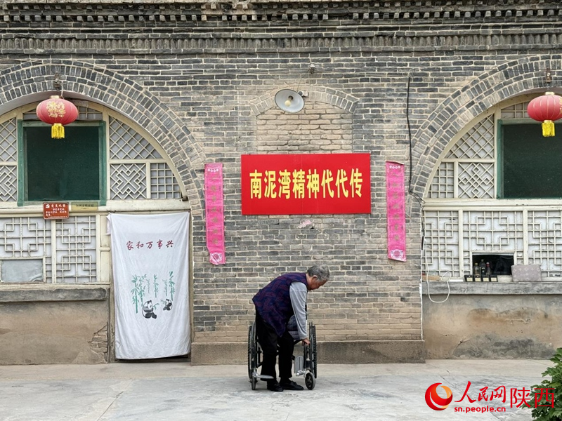 采訪結(jié)束，侯秀珍老人目送我們離開?；仡^淚目，拍照留存。人民網(wǎng)記者 賈凱璐攝