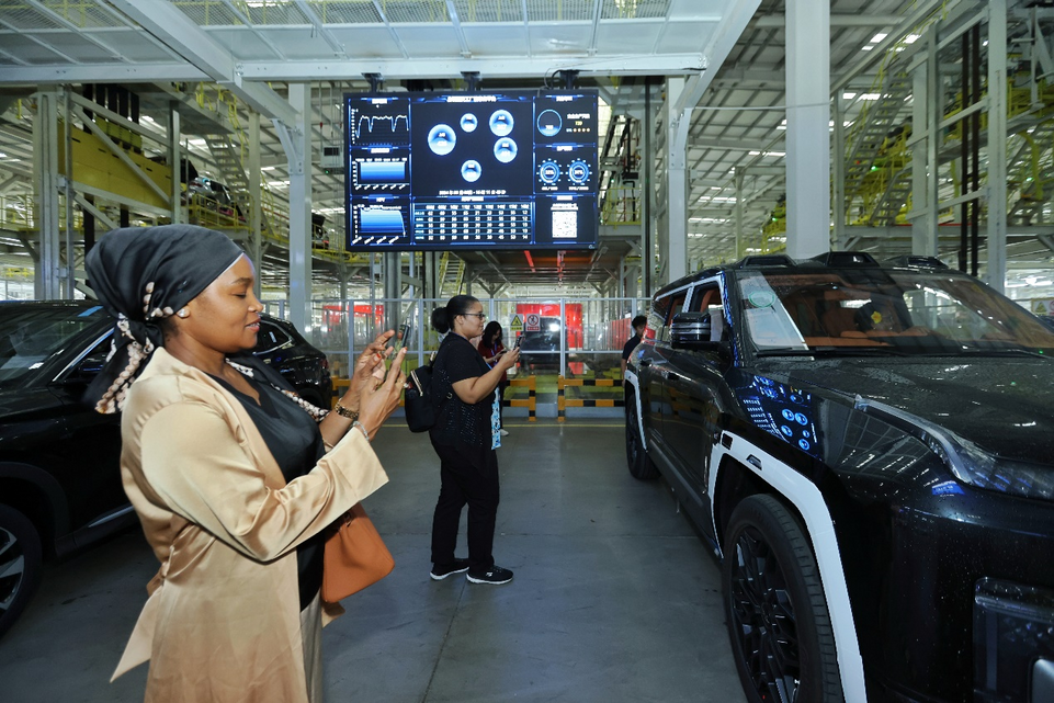 駐華大使夫人領(lǐng)略西安新“汽”象 中國(guó)新質(zhì)生產(chǎn)力成為各國(guó)合作機(jī)遇_fororder_圖片301