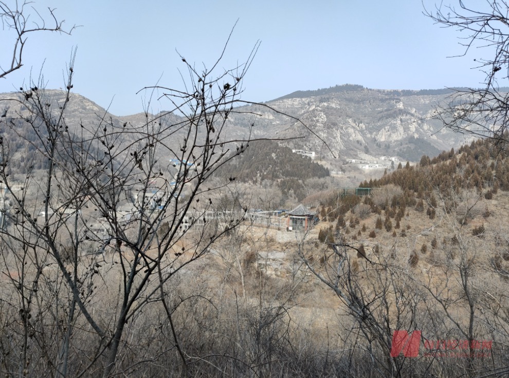 從一側(cè)的野山崗俯瞰拆除現(xiàn)場 每經(jīng)記者 王佳飛 攝