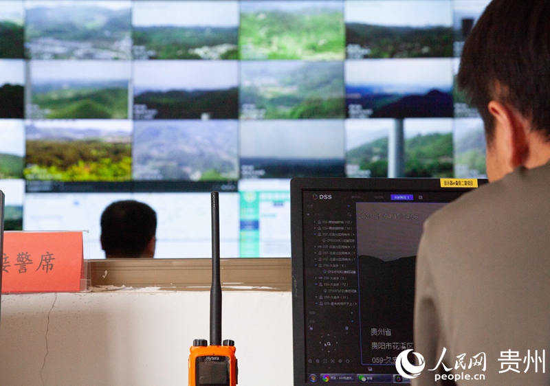 貴陽市林火防控中心工作人員在進行遠程巡查。人民網(wǎng) 龍章榆攝 貴陽市林火防控中心工作人員在進行遠程巡查。人民網(wǎng) 龍章榆攝