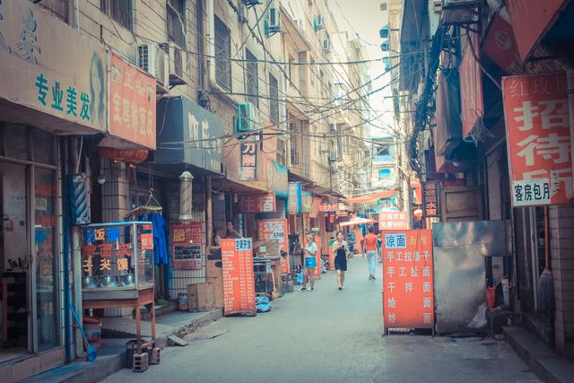 城市里的鄉(xiāng)村，西安西八里村紀實，小巷中這條標語，有些念不出口