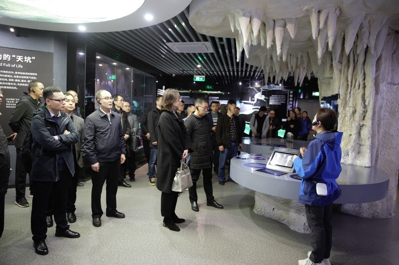 2.與會人員現(xiàn)場考察。貴州省林業(yè)局供圖.jpg 2.與會人員現(xiàn)場考察。貴州省林業(yè)局供圖.jpg