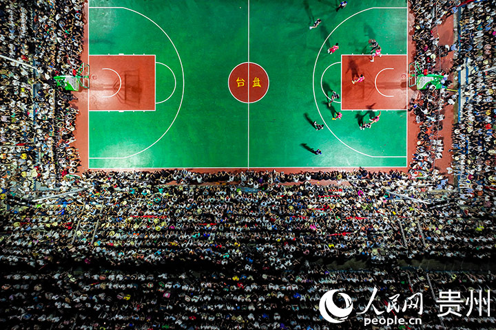 2023年6月貴州臺(tái)江縣“村BA”現(xiàn)場(chǎng)航拍圖。人民網(wǎng)記者 涂敏攝