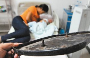 寶寶從床上掉下來 鐵板上螺絲釘扎進頭2厘米