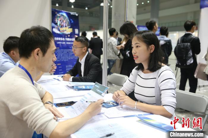 重慶構(gòu)建“近悅遠(yuǎn)來”人才生態(tài)線上線下齊“求賢”