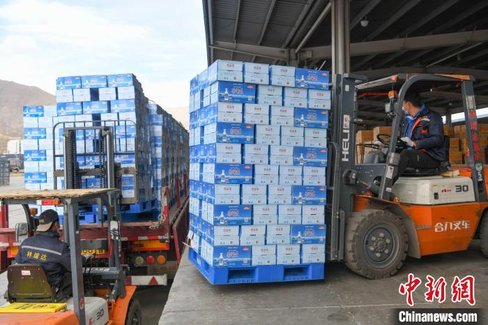 圖為工作人員在裝載抗疫生活物資?！∝暩聛硭?攝