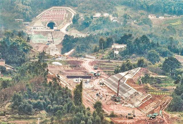 2月27日，成渝中線高鐵施工現(xiàn)場，工人正在加緊作業(yè)。首席記者 龍帆 攝/視覺重慶