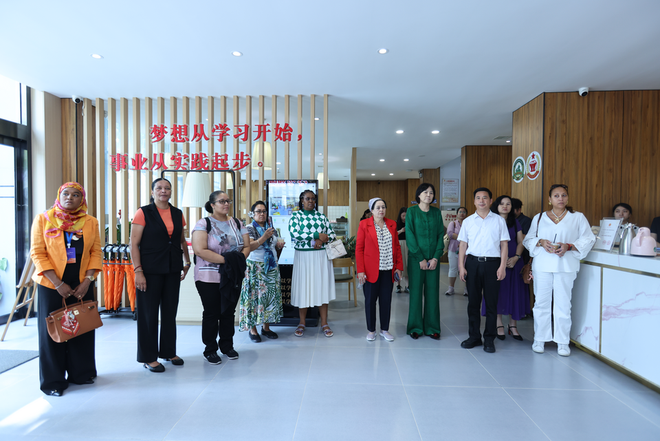 共鑒勞模之光 見(jiàn)證工會(huì)溫度 駐華大使夫人西安行之緣聚工會(huì)活動(dòng)舉行_fororder_圖片96