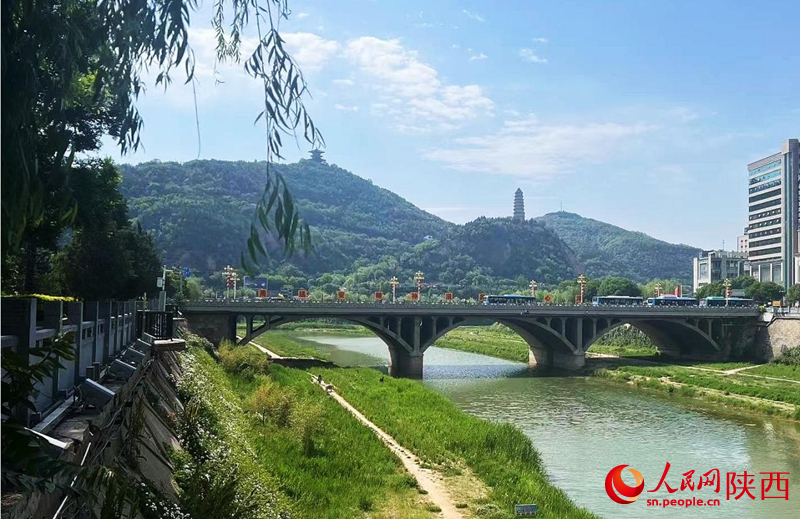 寶塔山疊翠如詩，延河水畔，草清岸綠。人民網(wǎng)記者 鄧楠攝
