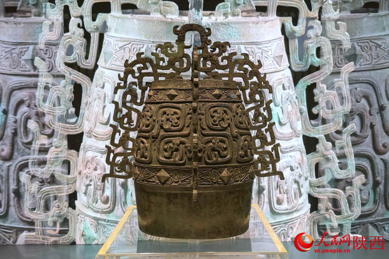 珍寶館首展展出的國(guó)家一級(jí)文物、青銅禮器秦公镈。張嘉琪攝