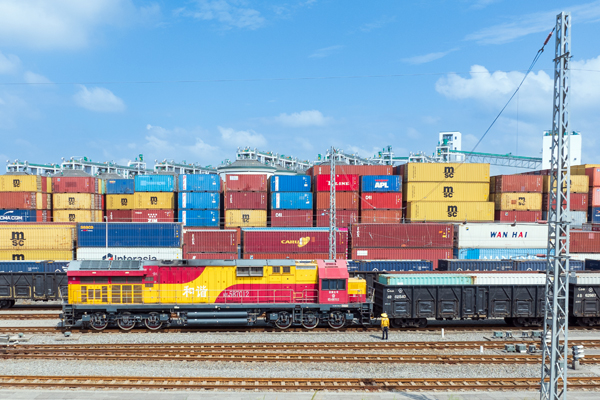 滿(mǎn)載集裝箱貨物的西部陸海新通道鐵海聯(lián)運(yùn)班列即將從欽州港東站駛出。韋諭攝