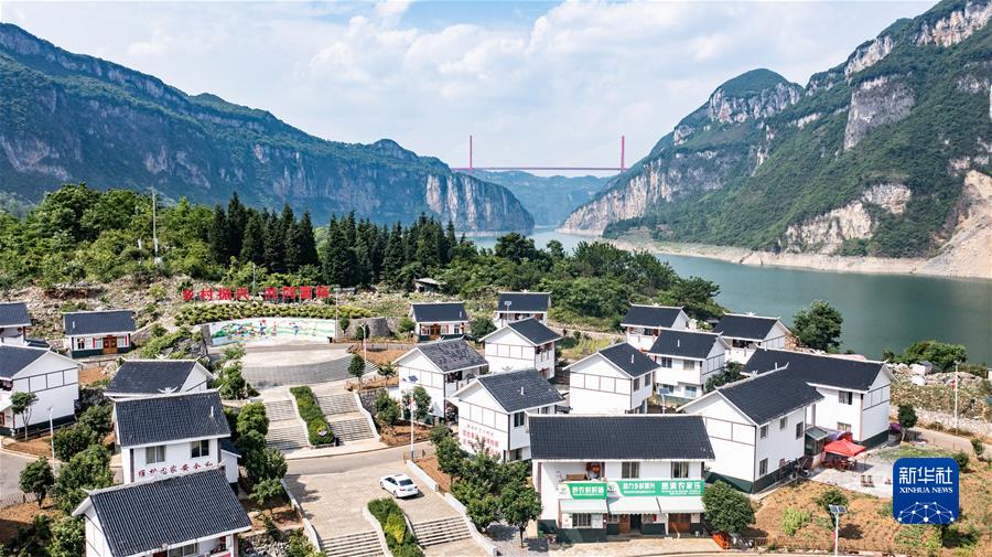 (沿著總書記的足跡·貴州篇)(1)開創(chuàng)多彩貴州的美好未來——沿著總書記的足跡之貴州篇 (沿著總書記的足跡·貴州篇)(1)開創(chuàng)多彩貴州的美好未來——沿著總書記的足跡之貴州篇