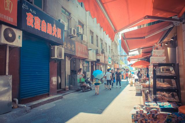 城市里的鄉(xiāng)村，西安西八里村紀實，小巷中這條標語，有些念不出口