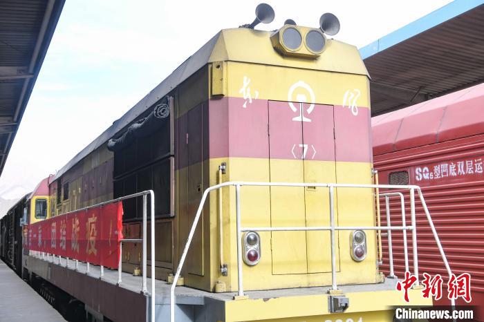 圖為運載物資的專列緩緩駛出拉薩西站?！∝暩聛硭?攝