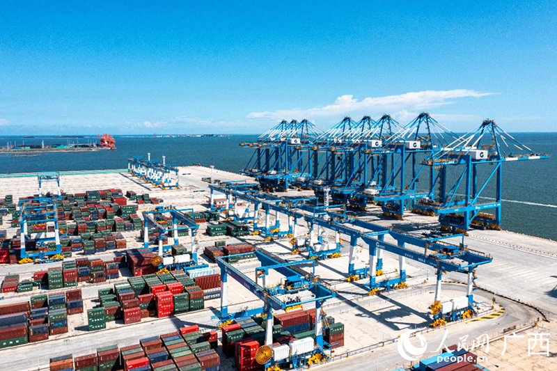 北部灣港欽州自動(dòng)化集裝箱碼頭。人民網(wǎng)記者 嚴(yán)立政攝