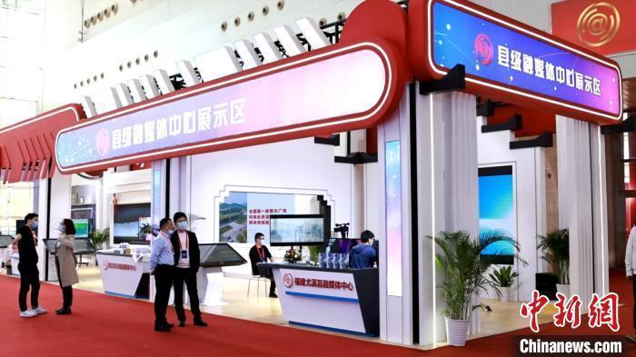 縣級融媒體中心展示區(qū)亮相中國網(wǎng)絡(luò)媒體論壇。王慶然 攝