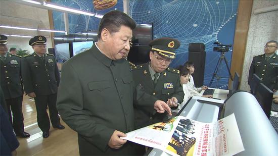 2015年12月25日,習(xí)近平視察解放軍報社,了解解放軍報出版情況。