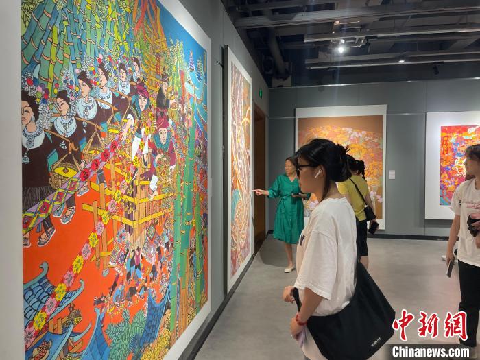 9月12日，“廣西農(nóng)民畫創(chuàng)作精品巡展”在廣西柳州市進行展出?！×周?攝
