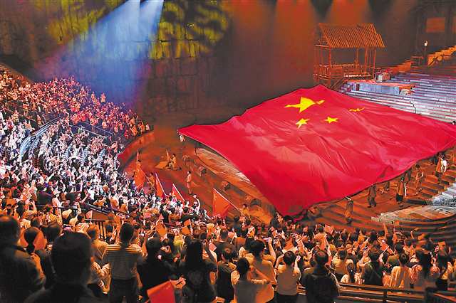 10月3日,沙坪壩區(qū)重慶1949大劇院,觀眾正在觀看以紅巖文化為創(chuàng)作背景的大型紅色歷史舞臺(tái)劇《重慶·1949》。國(guó)慶假期,在紅巖精神發(fā)源地的重慶,很多游客和市民通過觀看該劇來銘記歷史、汲取力量。特約攝影 孫凱芳/視覺重慶