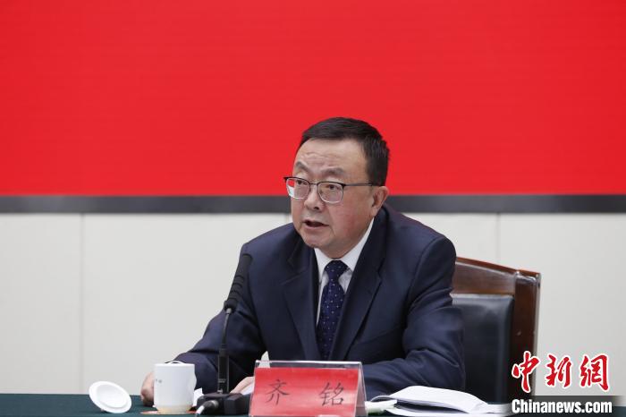 圖為青海省生態(tài)環(huán)境廳黨組成員、副廳長齊銘回答記者提問?!●R銘言 攝 圖為青海省生態(tài)環(huán)境廳黨組成員、副廳長齊銘回答記者提問。 馬銘言 攝