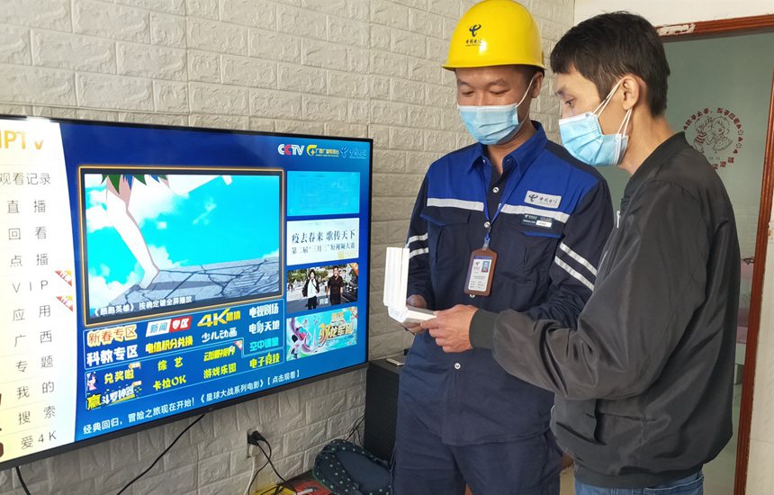 中國電信智慧工程師上門為用戶安裝千兆光寬帶。鐘揚(yáng)勇