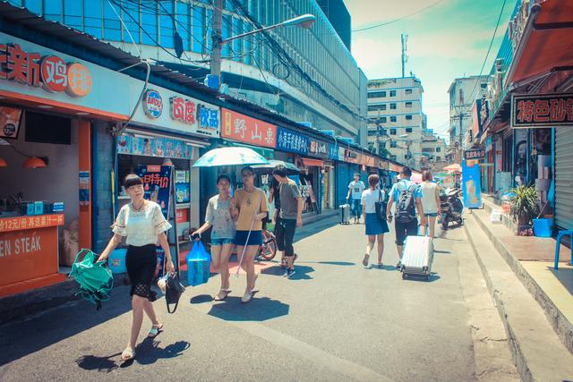 城市里的鄉(xiāng)村，西安西八里村紀實，小巷中這條標語，有些念不出口