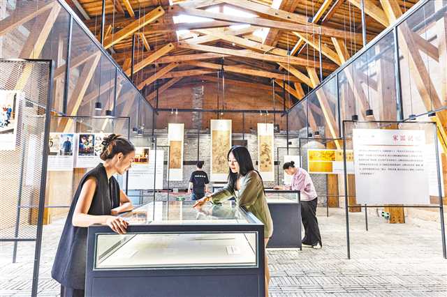 六月十日,在重慶市南岸區(qū),游客在重慶故宮文物南遷紀念館展廳內(nèi)參觀。 新華社發(fā)