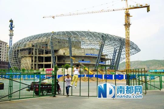 神木新村文化中心造價3 .5億元，內(nèi)部裝修預(yù)算1億，被當(dāng)?shù)厝朔Q為“小鳥巢”。南都記者孫俊彬攝