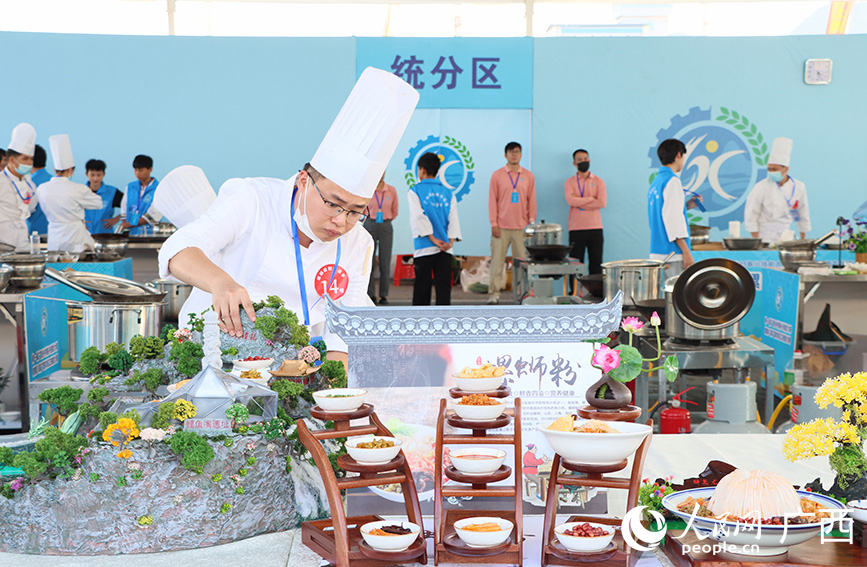 參賽選手正在完善自己的作品。人民網(wǎng) 付華周攝 參賽選手正在完善自己的作品。人民網(wǎng) 付華周攝