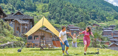 游客們在游玩。