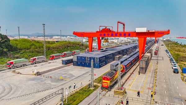 首趟南寧至粵港澳大灣區(qū)鐵路貨運班列從南寧國際鐵路港發(fā)車。封榮權(quán)攝